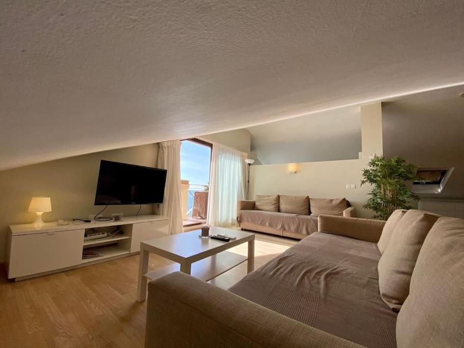 Exclusive Beachfront Penthouse Альмаяте-Альто Экстерьер фото